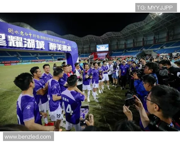 小个子足球明星展现独特投球动作的魅力与技巧分析